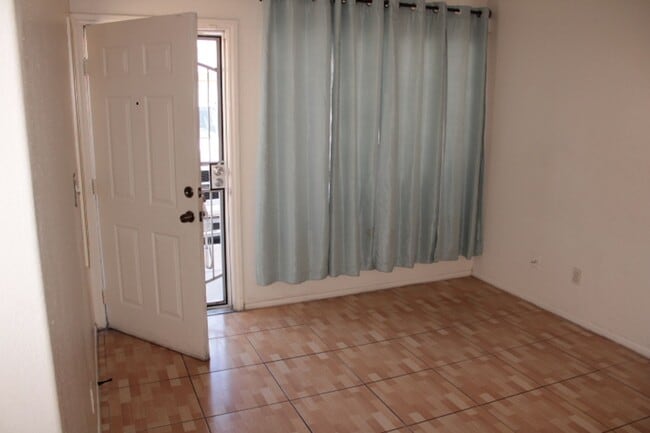Building Photo - Nice 1000 SF Townhouse for rent in gated c...