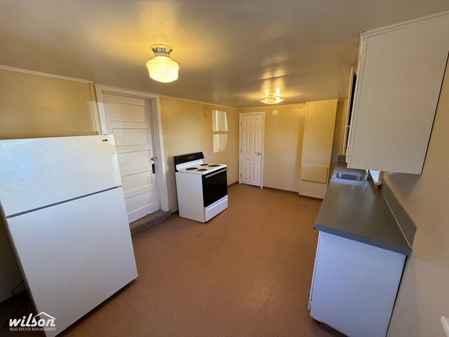 Building Photo - Cozy 2-Bedroom Unit Near Milroy Park & Gar...