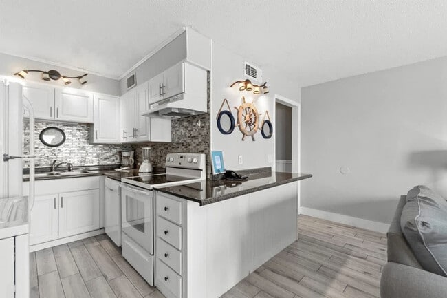 Building Photo - 8743 Thomas Dr