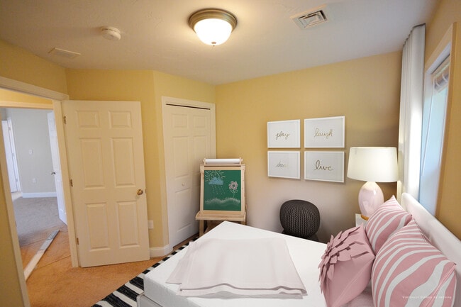 Building Photo - 865 Temple St