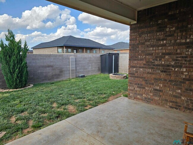 Building Photo - 308 Almond Tree Ln