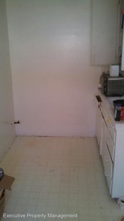 Building Photo - 502 Oildale Dr