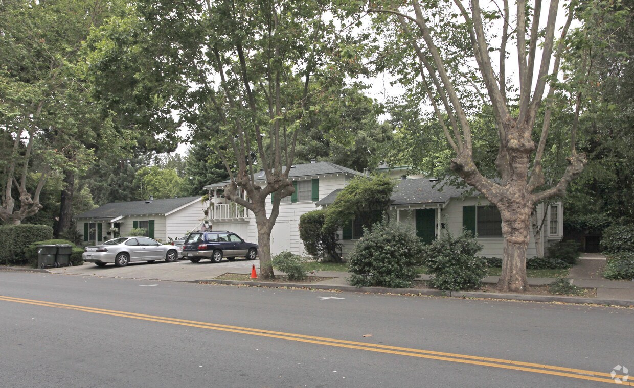 Building Photo - 1353-1373 University Dr