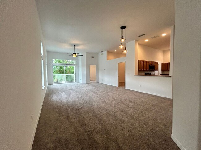 Building Photo - 3 Bedroom, 2 Bath with Private Balcony off...