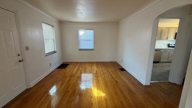 Foto del edificio - 6439 Elbrook Ave