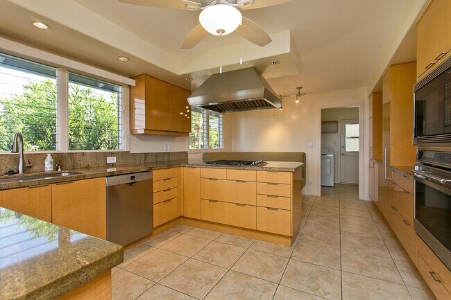 Foto del edificio - Beautiful Waialae Iki home 3 bedrooms 3 1/...