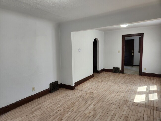 Foto del edificio - 2 Bedroom Lower Heat & Water Included