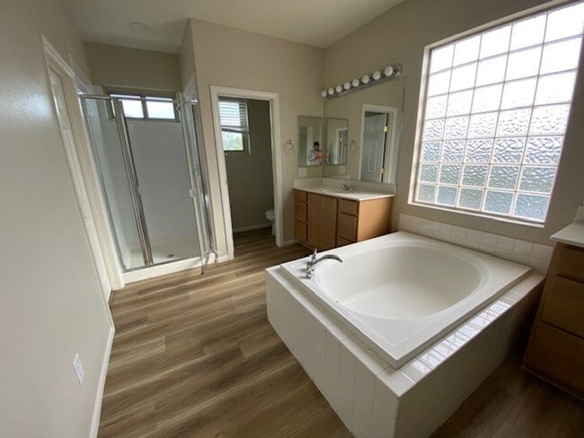 Foto del edificio - 10509 Foggy Glen Ave