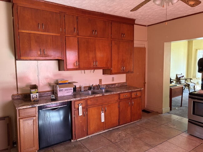 Building Photo - Welcome Home to Your Charming 2-Bedroom Apartment in Troy!