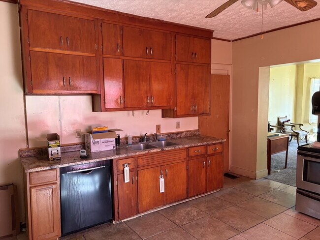 Foto del edificio - Welcome Home to Your Charming 2-Bedroom Apartment in Troy!