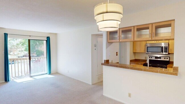 Foto del edificio - Light-Filled Upstairs Condo in a Prime Location
