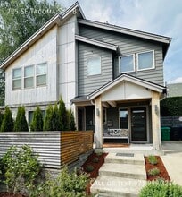 Building Photo - 725 SE Tacoma St