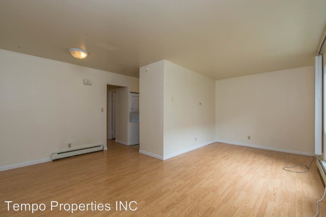 Building Photo - 413 E 8th St