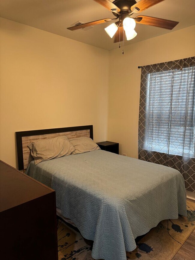 Foto del edificio - Step into this stunningly crafted duplex in Harrison Ave!