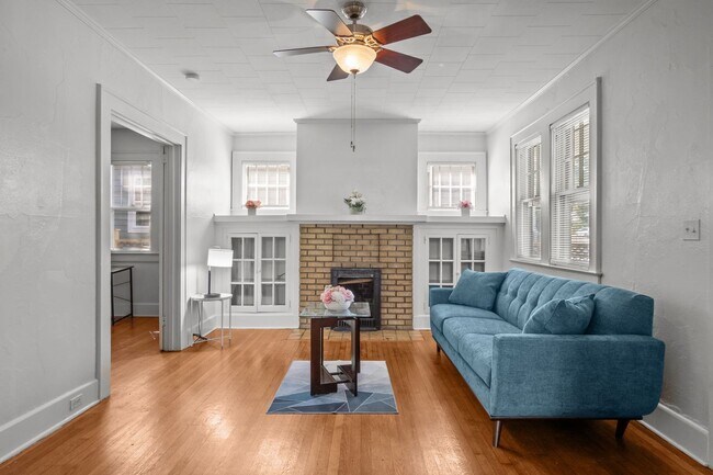 Foto del edificio - Spacious 5-Bed Home with Front Porch, Deck...