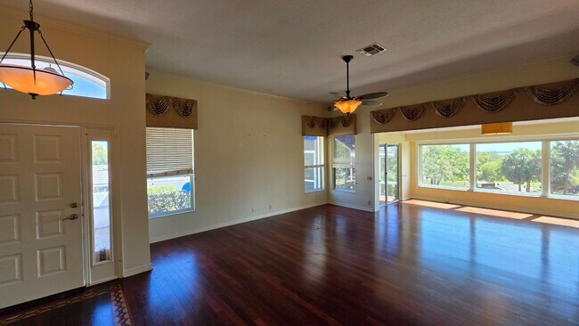 Foto del edificio - Golf Course Living in a Gated Harbor Hills Country Club – Lady Lake, FL