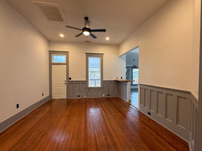 Building Photo - Updated 3 Bed / 2 Bath Near Downtown | Move-In Ready + Fridge Included