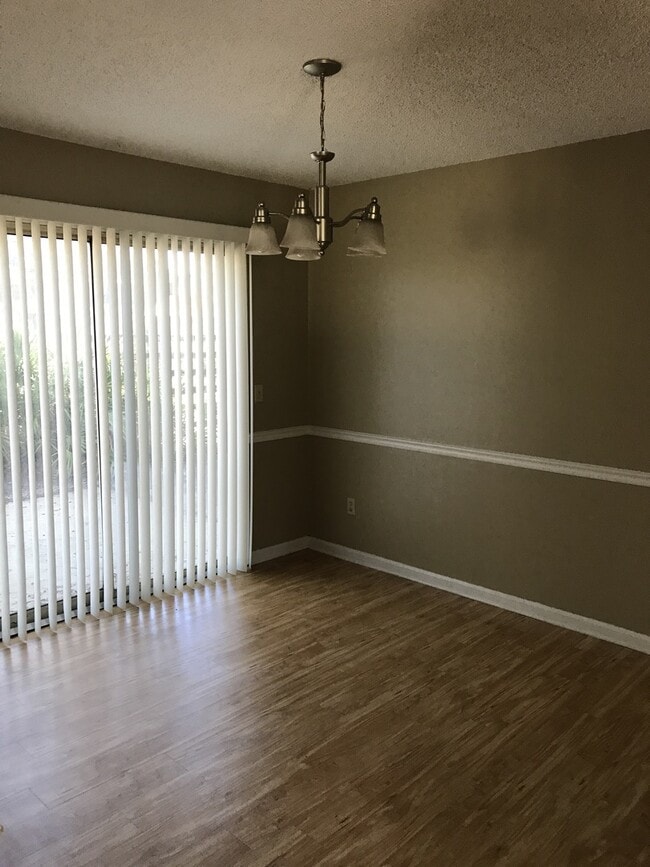 Foto del edificio - Spacious 3-Bedroom Home with Fenced Yard -...