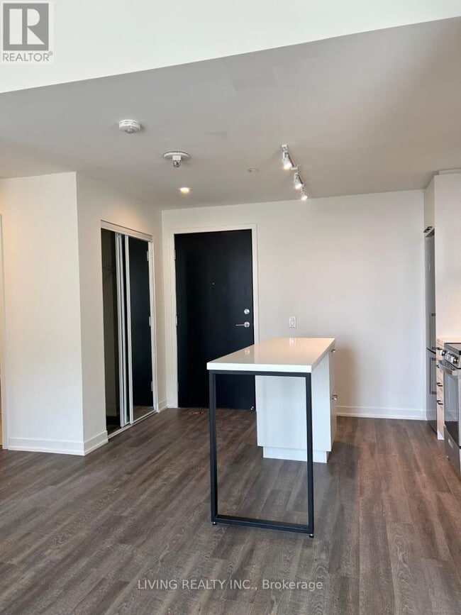 Photo du bâtiment - 1808-1808 St Clair Ave W