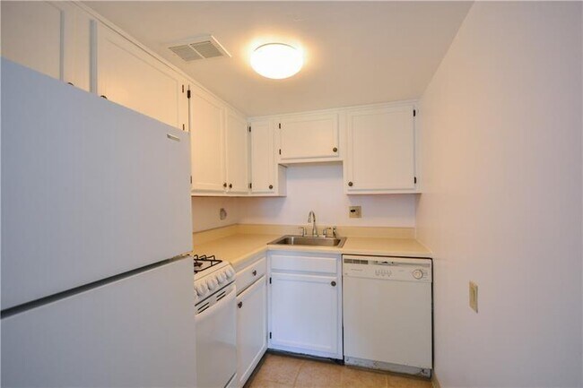 Foto del edificio - 312 Forest Green Dr