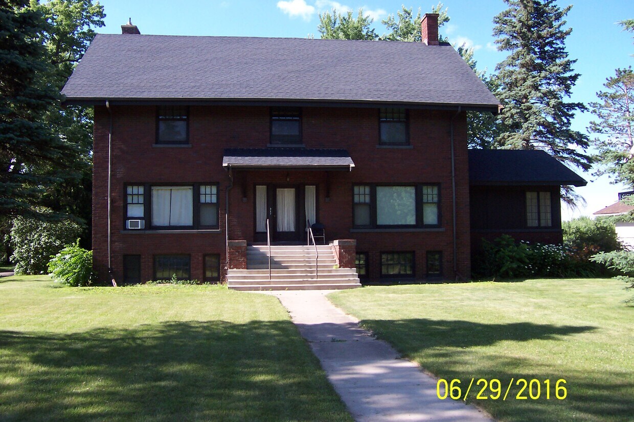 5 PLEX POSTERIORES - 317 Bluff Ave