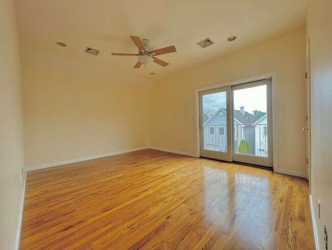 Building Photo - 264 Custer Ave