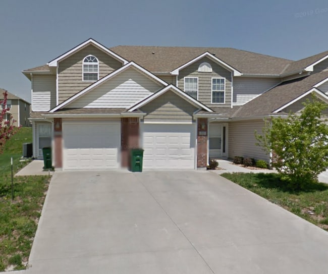 Building Photo - 805 SW Imperial Blue Springs, MO 64064