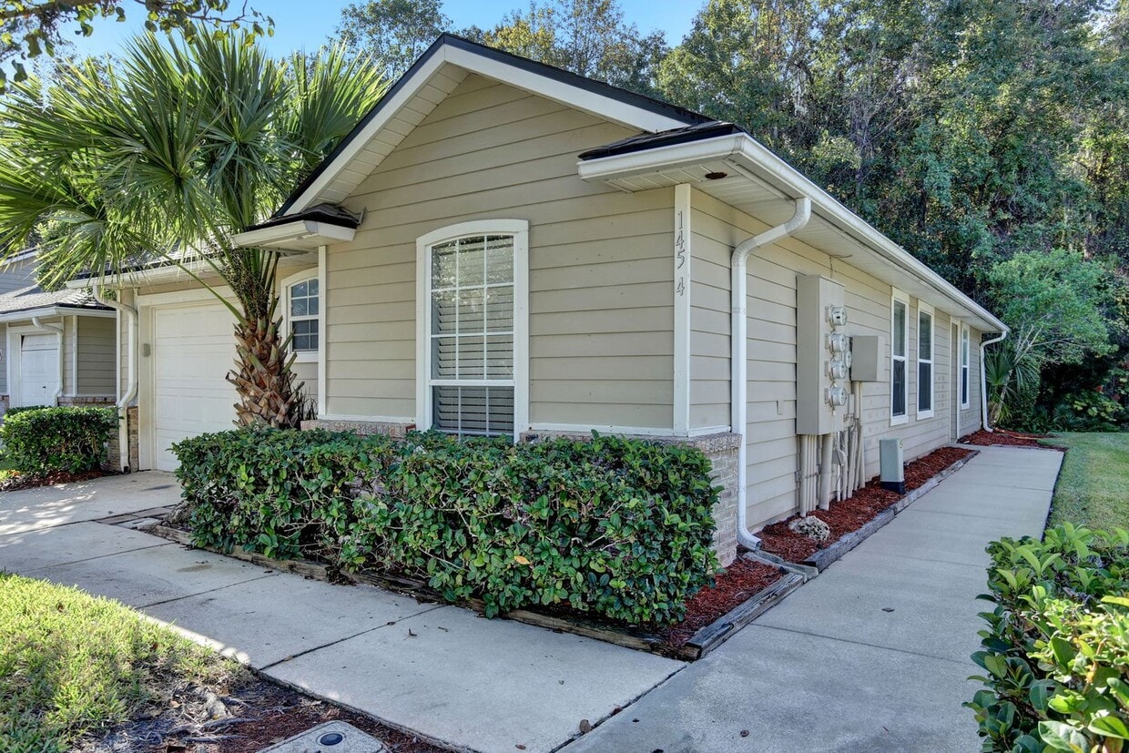 Primary Photo - 3 bedroom/ 2 bathroom condo in gated South...