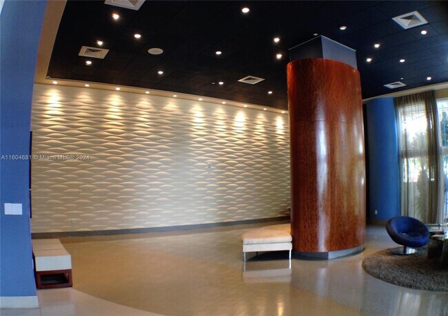 Foto del edificio - 6365 Collins Ave