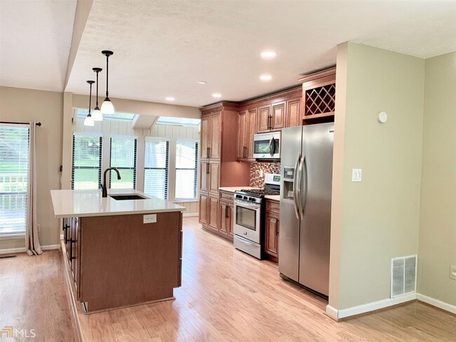 Building Photo - 785 Cascade Knolls Dr SW