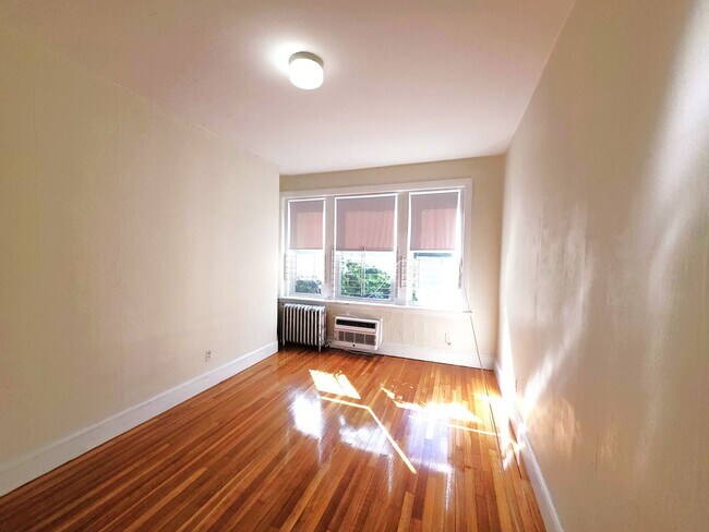 Building Photo - No Brokers Fee, No Security Deposit,  Heat...