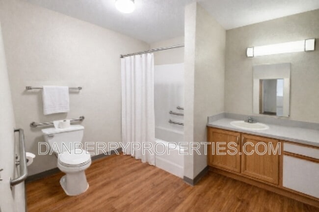 Foto del edificio - 1732 W Market St