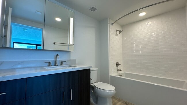Building Photo - Epitome of modern urban living in the vibrant heart of Kaka'ako 2 Bed 2 Bath 2 PK