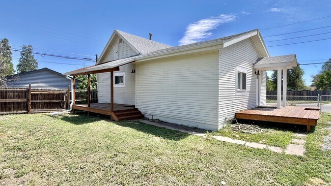 Building Photo - 693 S Irving St
