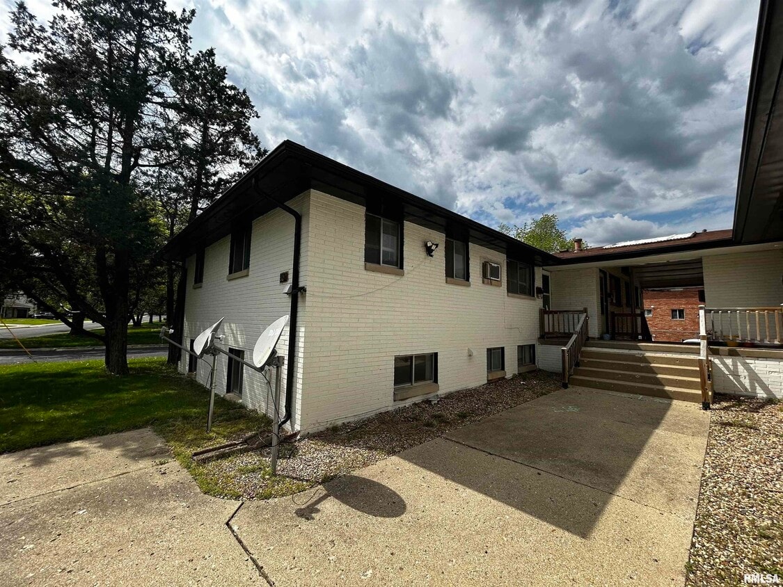 Foto principal - 2613 W Wardcliffe Dr