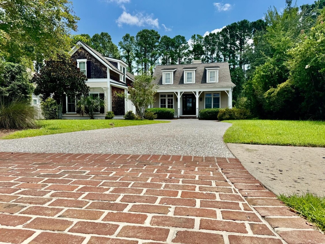Primary Photo - 73 Hampton Lake Dr