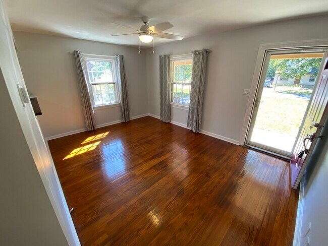Building Photo - Cute 2 Bedroom home in St Matthews
