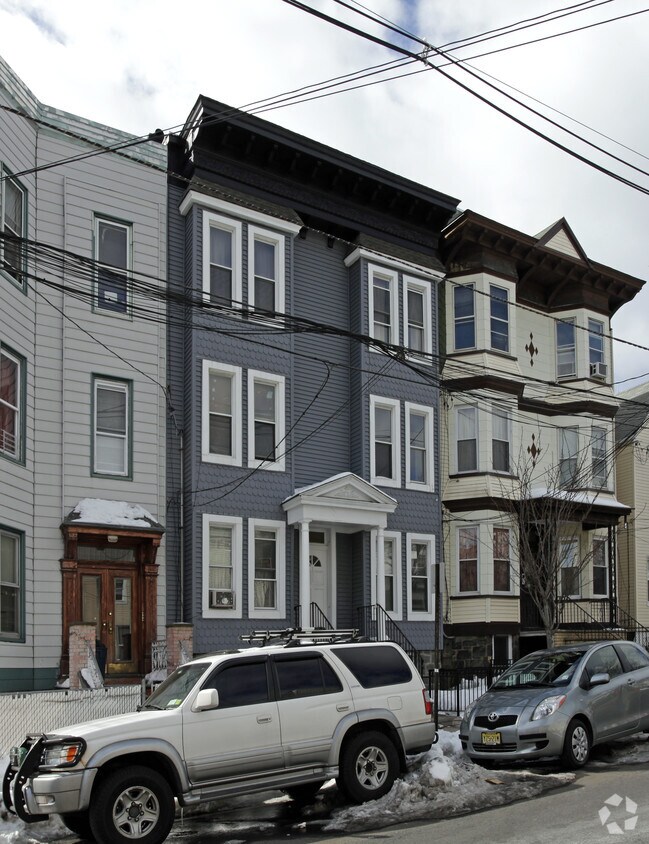 Primary Photo - 121 Hutton St
