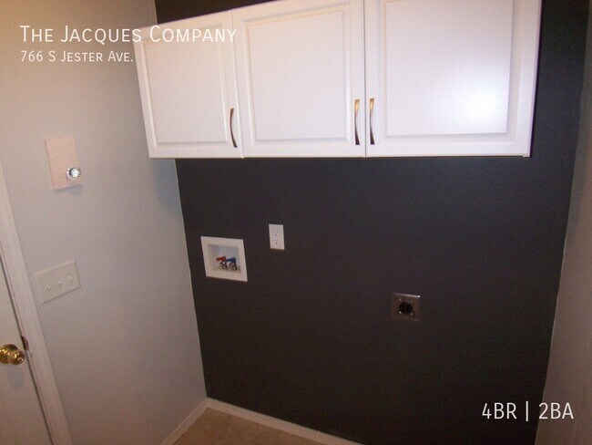 Building Photo - Newer 4 Bedroom 2 Bath with Split Bedroom ...