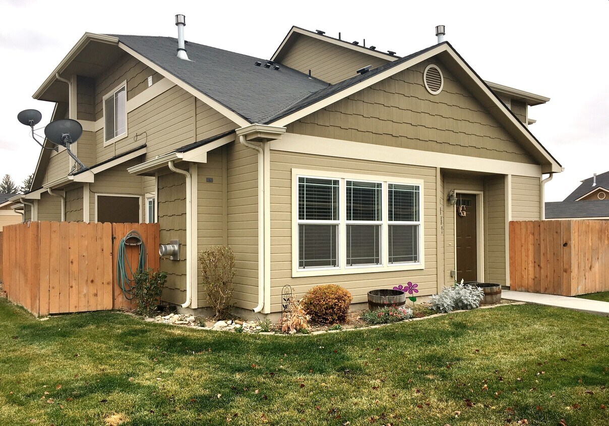 Primary Photo - Adorable 2bd 2ba condo in the Charter Poin...