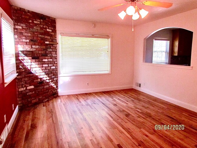 Building Photo - 3 Bedroom (+ bonus room) 2  Bath Home Clos...