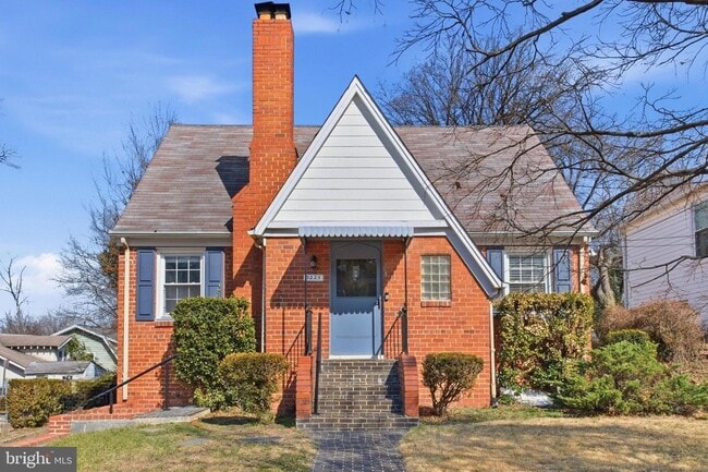 Photo - 3225 Chestnut St NE House