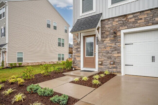 Foto del edificio - Spacious 3 Bedroom Townhome in Glen Allen - $2,650/mo
