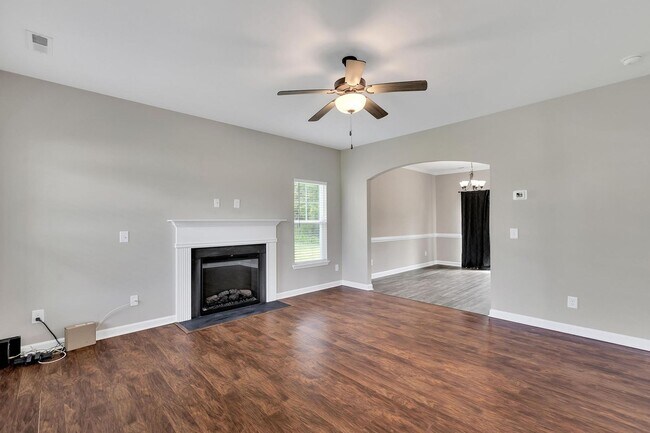 Foto del edificio - 3 Bedroom with BONUS in Swansboro HS District!