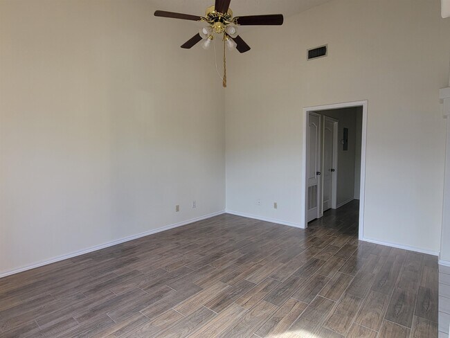 Building Photo - 1207 Hillside Rd