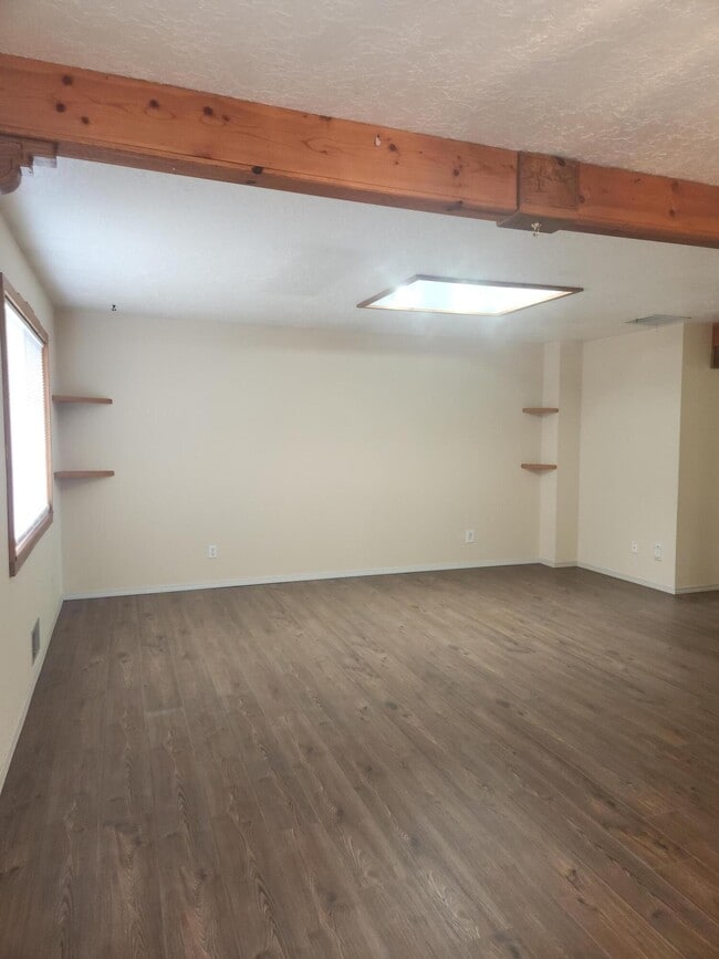Building Photo - 8505 Hannett Ave NE