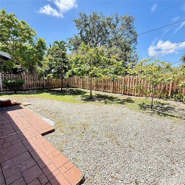 Foto del edificio - 737 NE 127th St
