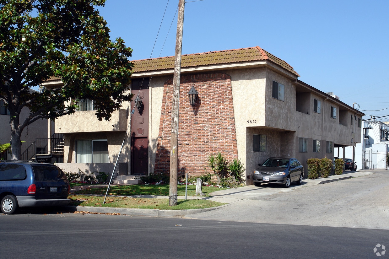 Building Photo - 9815 S Isis Ave
