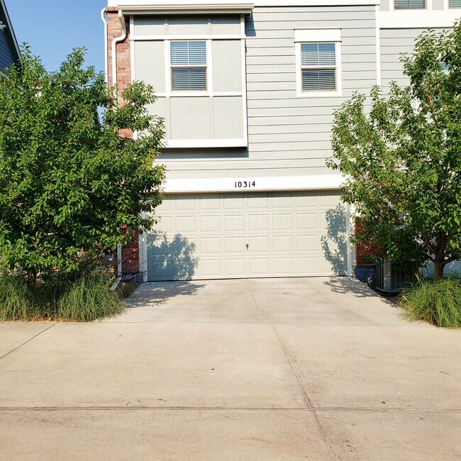 Garaje adjunto para 2 coches - 10314 Bellwether Ln