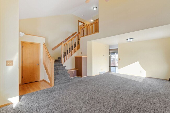 Building Photo - Spacious 5-Bedroom, 4-Bathroom home in Wes...
